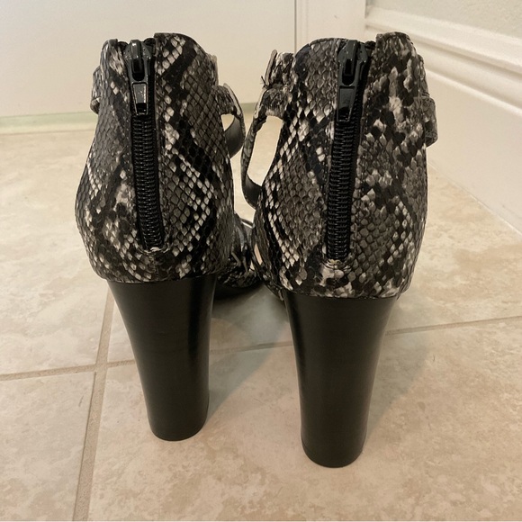 Bar III Sandals Blythe snake python print ankle strap block heels NWOT - Picture 7 of 12